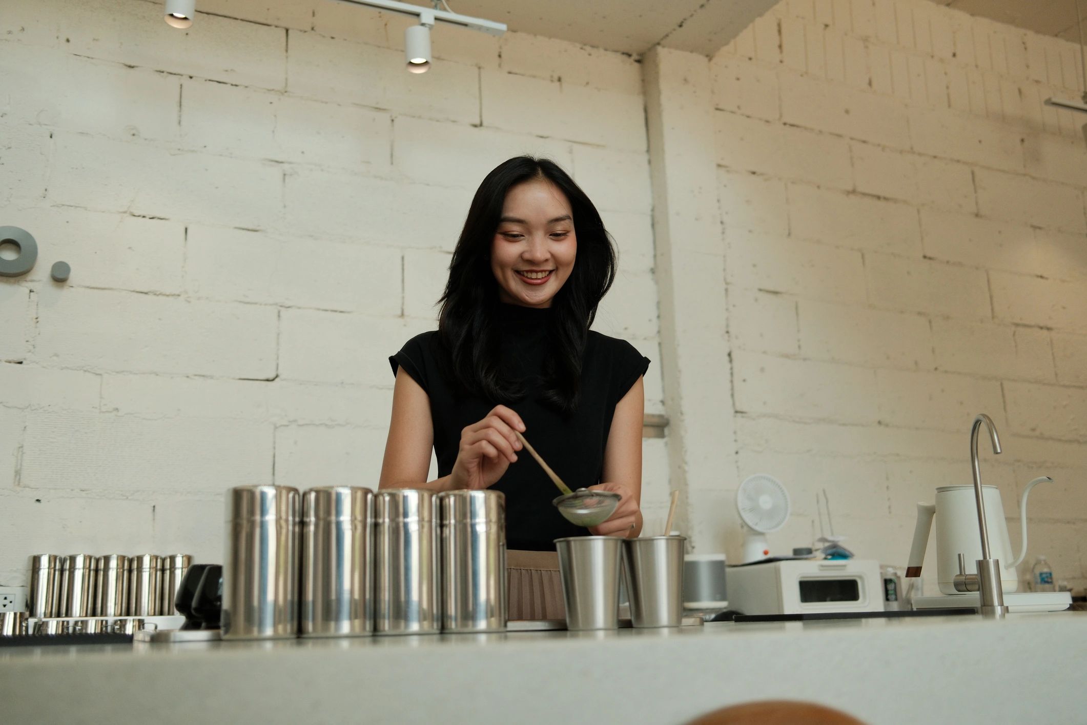 Hospitality worker preparing a beverage in a cafe